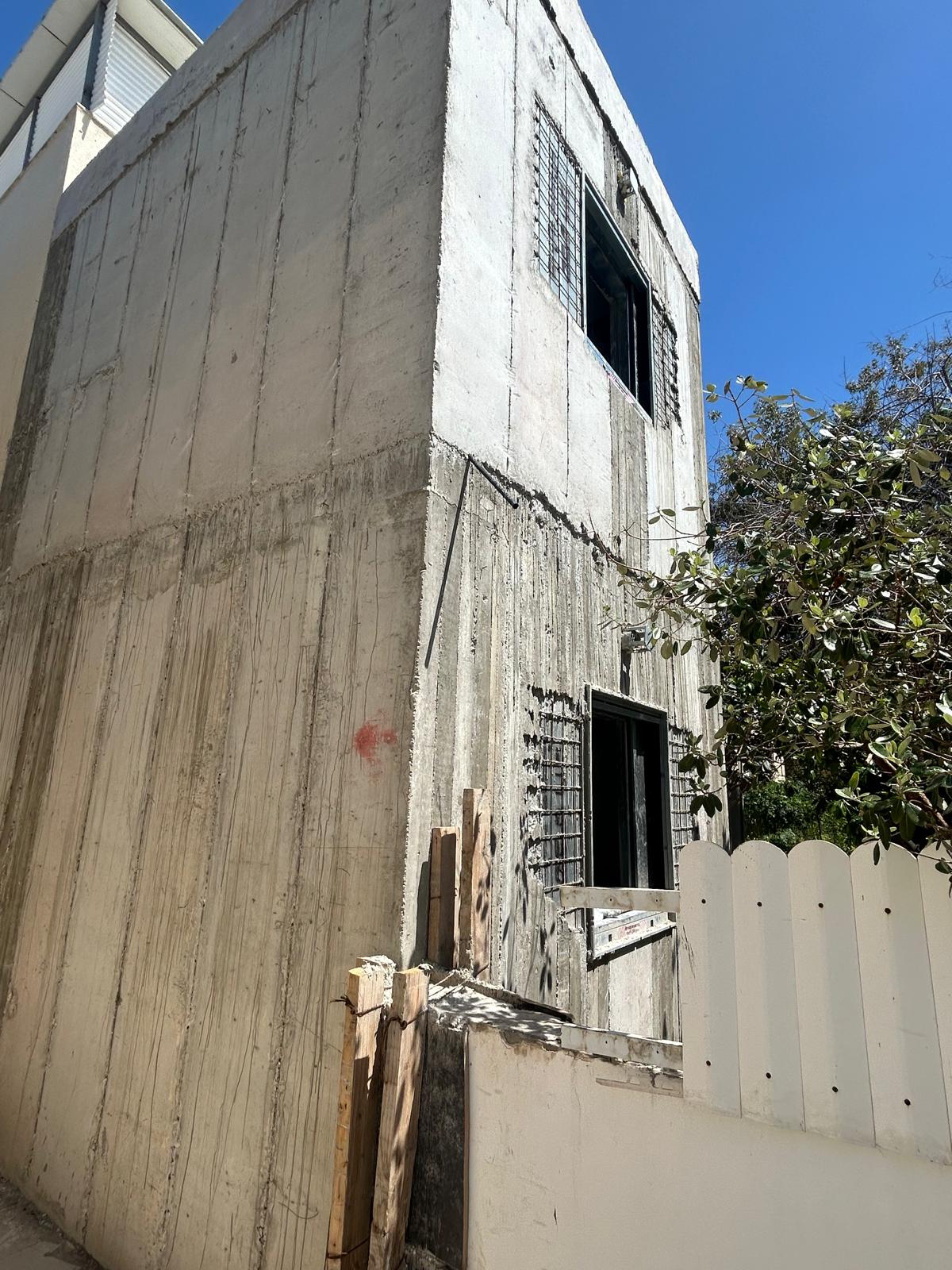 יציקת בטון חזק - חזית המבנה לאחר פירוק תבניות