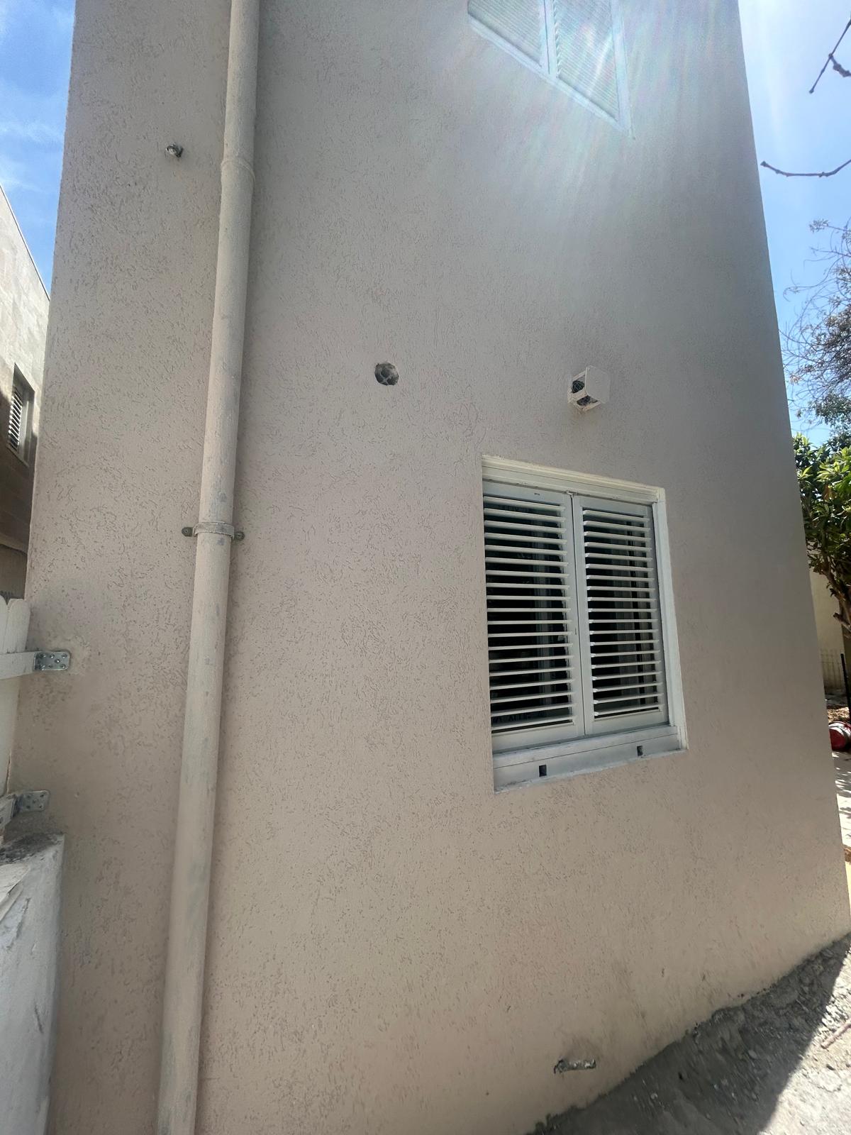 מבנה חיצוני מוגמר בשליכט אקרילי לאחר צביעה